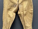 un vieux pantalon suspendu à une corde à linge