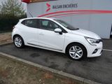 la voiture blanche est garée devant un bâtiment