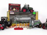 un ensemble de tracteurs miniatures posés sur une table
