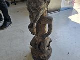 une statue d'éléphant assis sur une souche