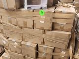 des boîtes empilées les unes sur les autres, avec un ordinateur posé dessus