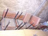 many chairs that are sitting in the corner of a room
