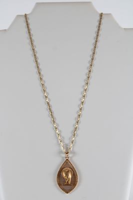un collier en or orné d'une image représentant une femme