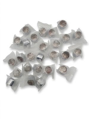 une pile de pièces de monnaie posée sur une surface blanche