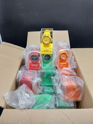 une boîte en carton contenant tout un tas de montres de différentes couleurs