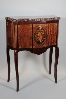 une photo d'une table d'appoint avec un plateau en marbre