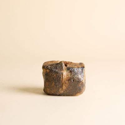 un petit morceau de roche posé sur une table