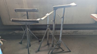 deux supports placés dans une pièce