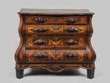 une photo d'une petite commode