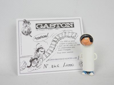 une petite figurine représentant un homme en combinaison spatiale, à côté d'une carte