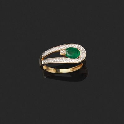 une bague en émeraude et diamant