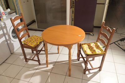 deux chaises et une table dans une petite cuisine