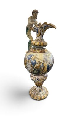 un vase surmonté d'un oiseau