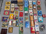 de nombreux types de cigarettes sur la table