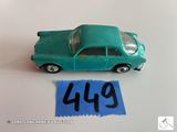 une petite voiture miniature avec une étiquette de prix posée sur la table