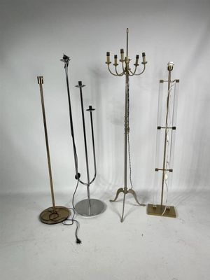 quatre types de bougies différents et un bougeoir sur fond blanc