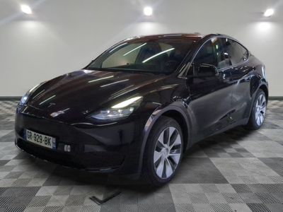 la photo d'une voiture noire garée dans un garage