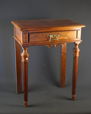 une vieille table en bois surmontée d'un tiroir