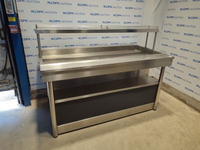 une photo d'une table en acier inoxydable avec une étagère en dessous