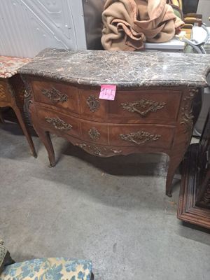une commode avec un plateau en marbre