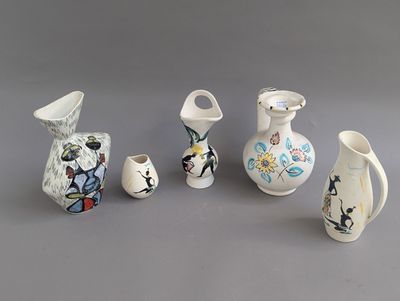 cinq types de vases différents posés sur une table