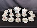 many cups and saucers that are arranged in a circle
