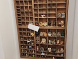une présentation de divers objets sur une étagère dans une pièce
