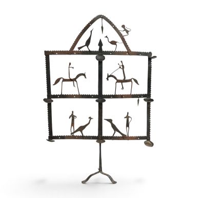 une image représentant une sculpture métallique d'animaux et d'oiseaux