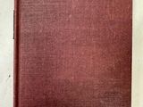 un vieux livre à la couverture rouge posé sur une table