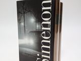 deux livres posés l'un sur l'autre sur une surface blanche