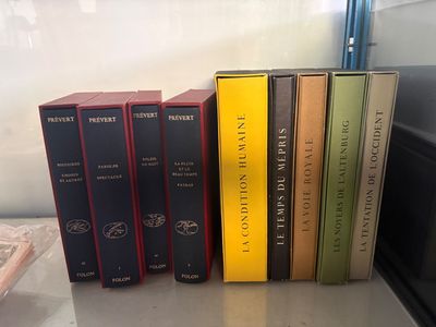 cinq livres posés les uns à côté des autres sur une étagère