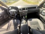une photo d'une voiture roulant sur la route