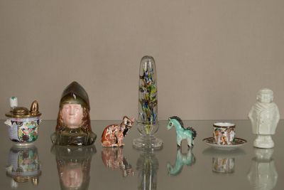 Ensemble d'objets de vitrine Comprenant : > Tirelire en faïe…