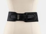 la ceinture est noire et est munie d'une boucle en métal