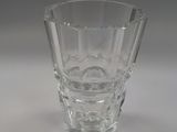 un vase en verre transparent orné d'un petit motif