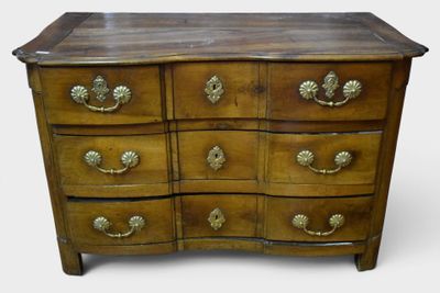 une image d'une commode en bois avec des poignées en laiton