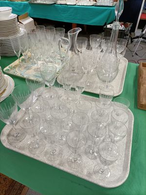 une table sur laquelle se trouvent de nombreux verres à vin vides