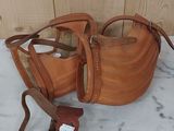un sac à main marron et une paire de ciseaux par terre