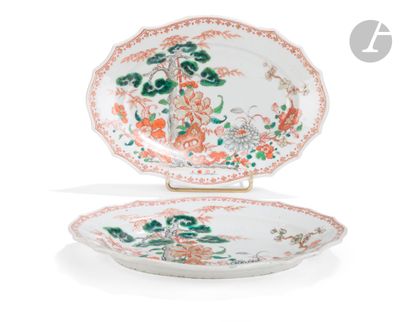 une image représentant une paire d'assiettes ornées de fleurs et d'oiseaux