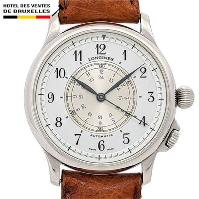 une image d'une montre en gros plan sur fond blanc