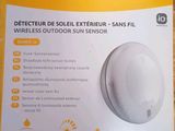 La boîte du capteur extérieur sans fil Sonfy est ouverte sur la table.