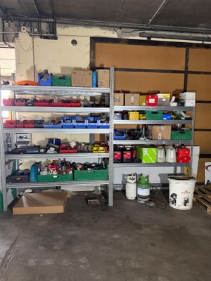 un garage avec de nombreux outils sur les étagères
