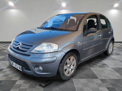 la photo d'une petite voiture garée dans un garage