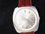 une montre en argent avec un bracelet rouge