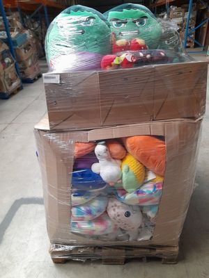 une boîte en carton remplie de peluches dans un entrepôt