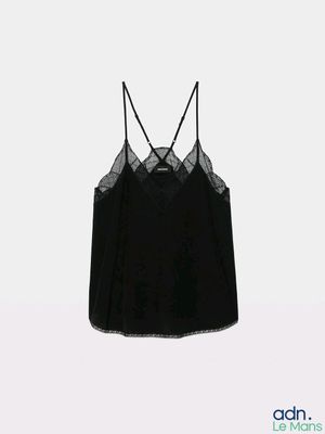Le haut d'un haut pour femme est noir et orné d'une bordure en dentelle.