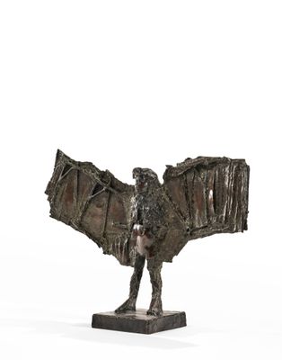 sculpture représentant un homme tenant une batte sur fond blanc