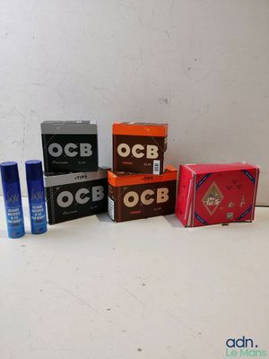 cinq boîtes de couleurs et de tailles différentes posées sur une table