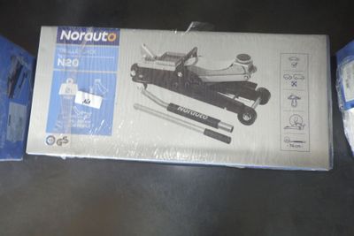 une boîte à outils posée sur une table à côté d'une paire de ciseaux