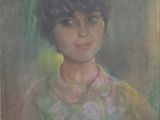 portrait d'une femme en robe verte portant un collier rose